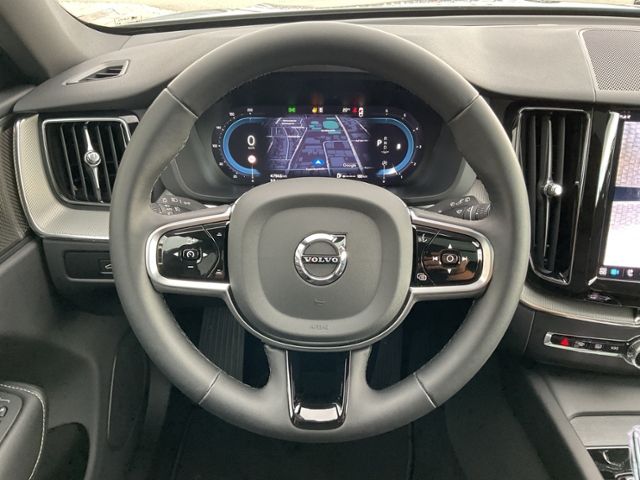 Volvo  Plus Dark 2WD Google Pano 360 H&K BLIS