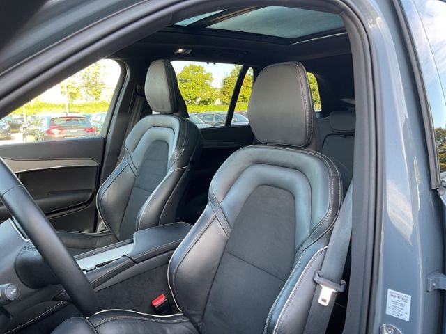 Volvo  T8 R Design Plug-In AWD 7 Sitze PANO HUD AC