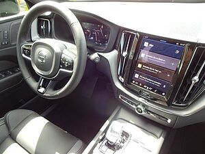 Volvo  B4 Ultimate AWD LUFTFW STANDHZ PANO HUD 22'