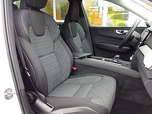 Volvo  B4 Momentum Pro AWD AHK ACC HUD 360° Google