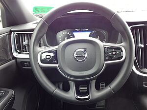 Volvo  T6 R Design Plug-In AWD ACC HUD PANO 360°