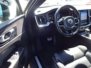 Volvo  D4 R Design 2WD AT Panorama Memory 19'