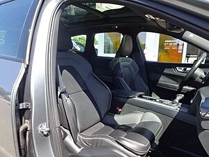 Volvo  D4 R Design 2WD AT Panorama Memory 19'