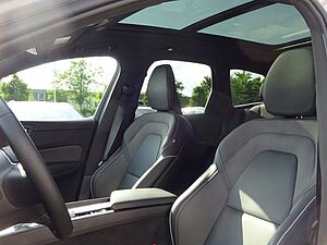 Volvo  B4 Ultimate Dark Luftfw Standhz HUD Pano HK