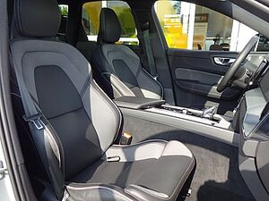 Volvo  B4 Ultimate Dark Luftfw Standhz HUD Pano HK