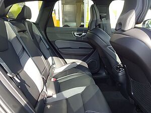 Volvo  B4 Ultimate Dark Luftfw Standhz HUD Pano HK