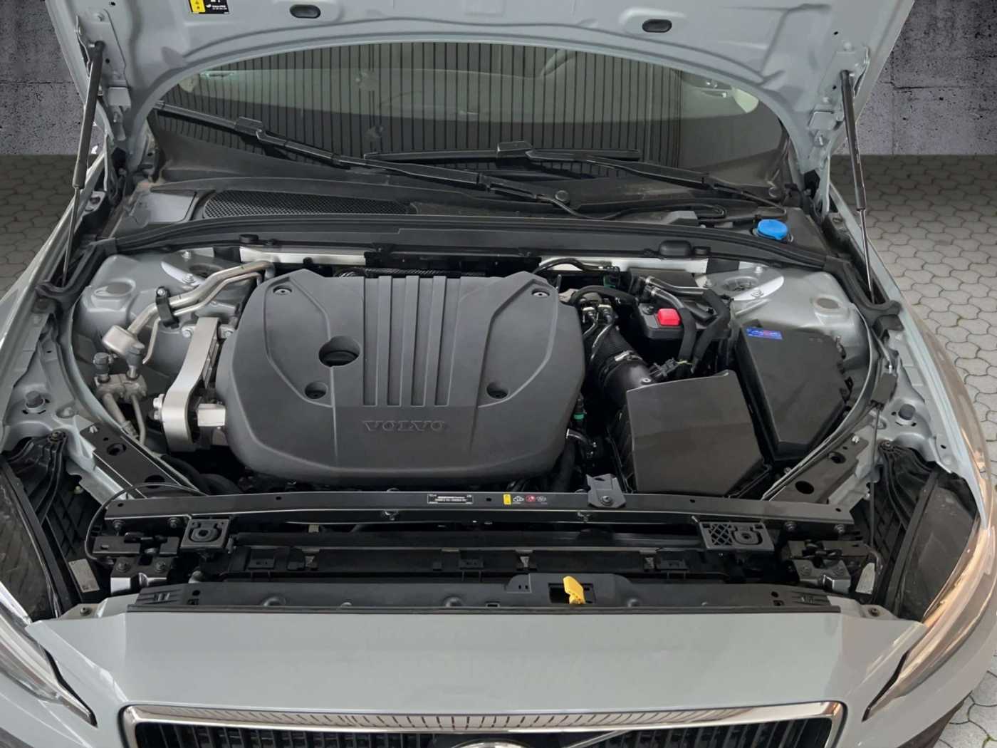 Volvo  B3 Mild Hybrid Benzin / Core