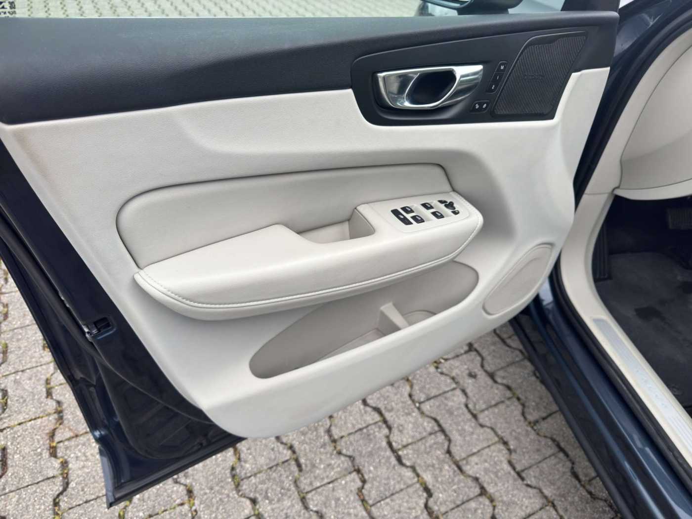 Volvo  B5 AWD Benzin Inscription  / Licht-Paket