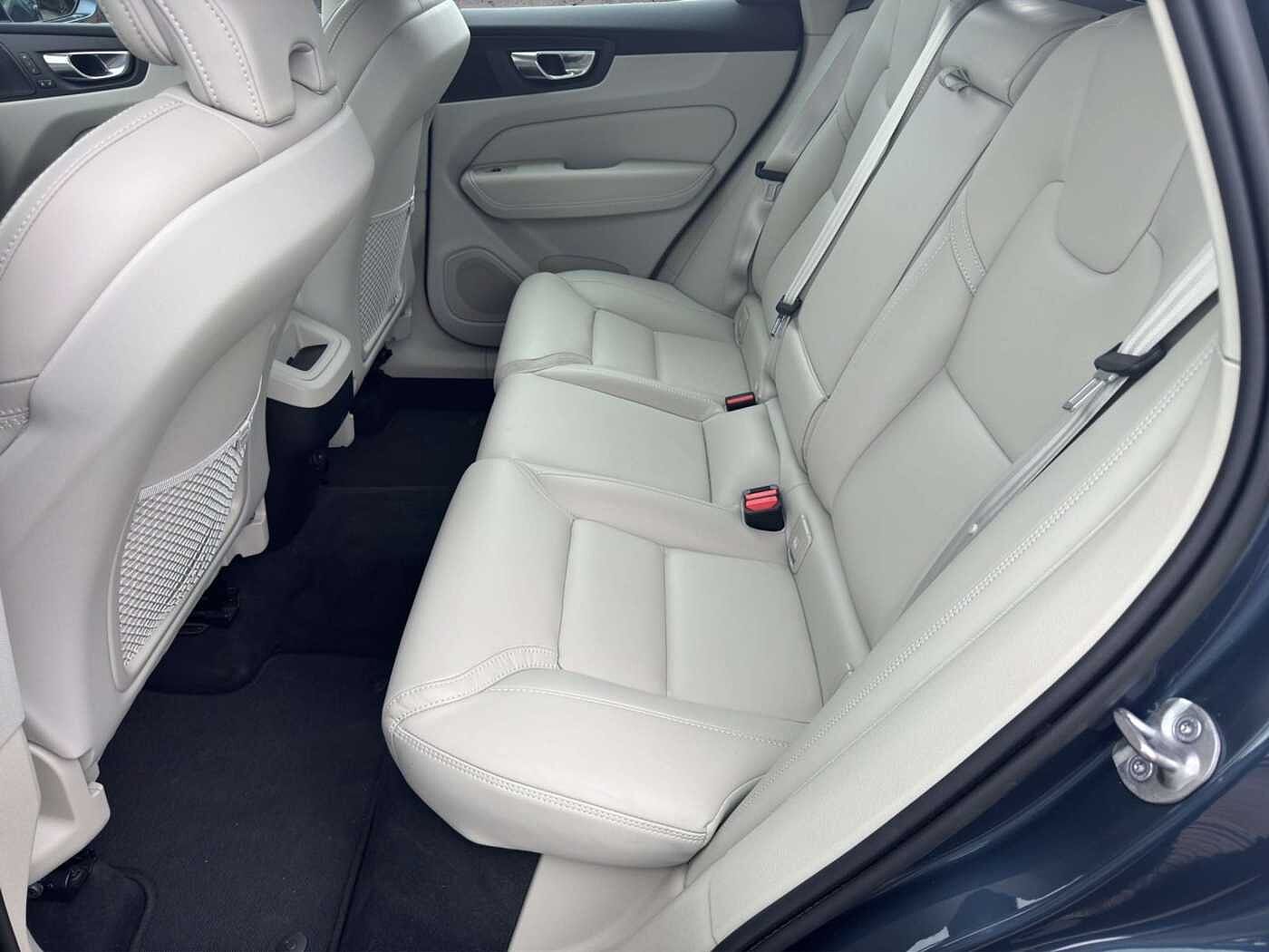 Volvo  B5 AWD Benzin Inscription  / Licht-Paket