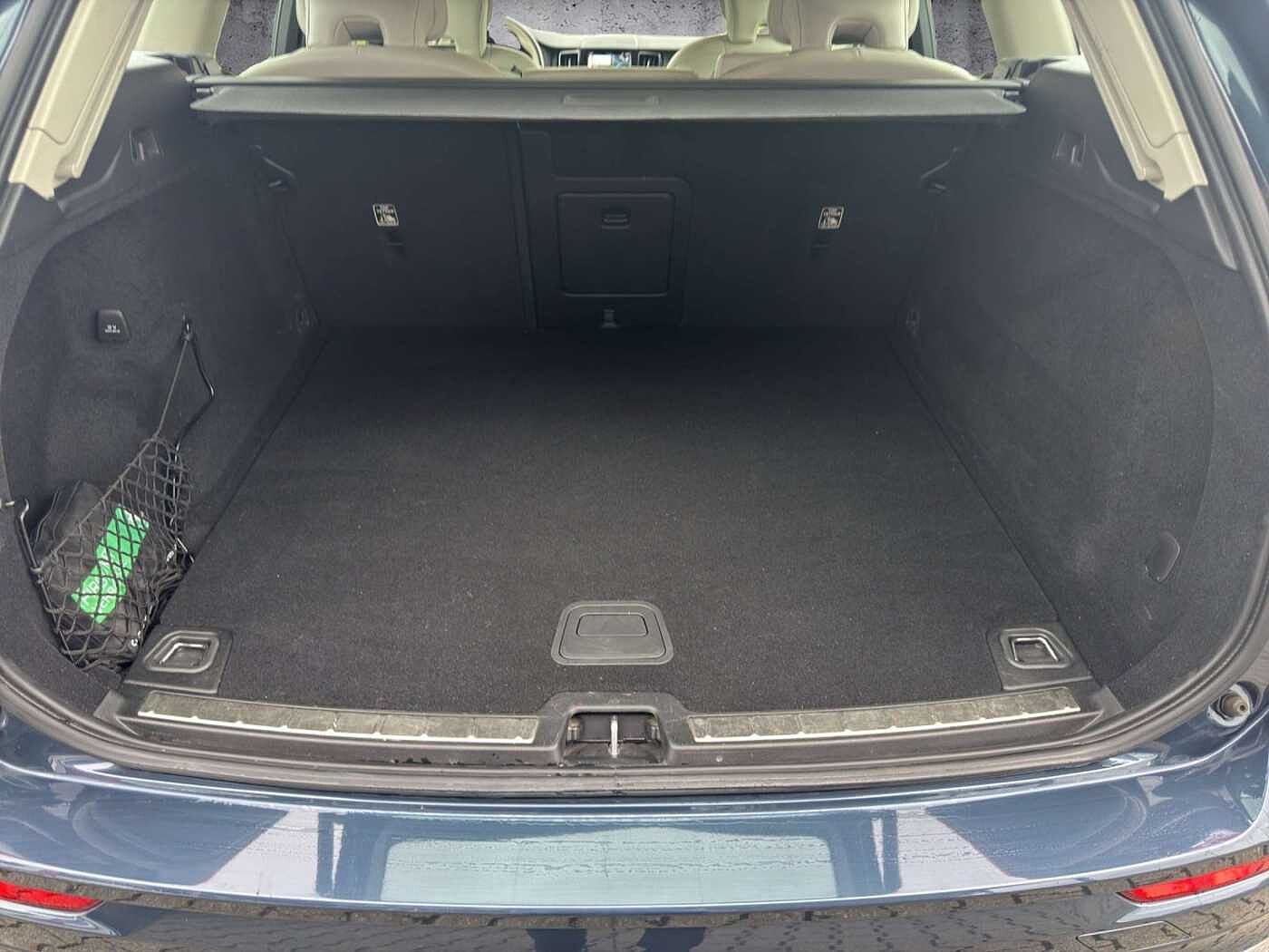 Volvo  B5 AWD Benzin Inscription  / Licht-Paket