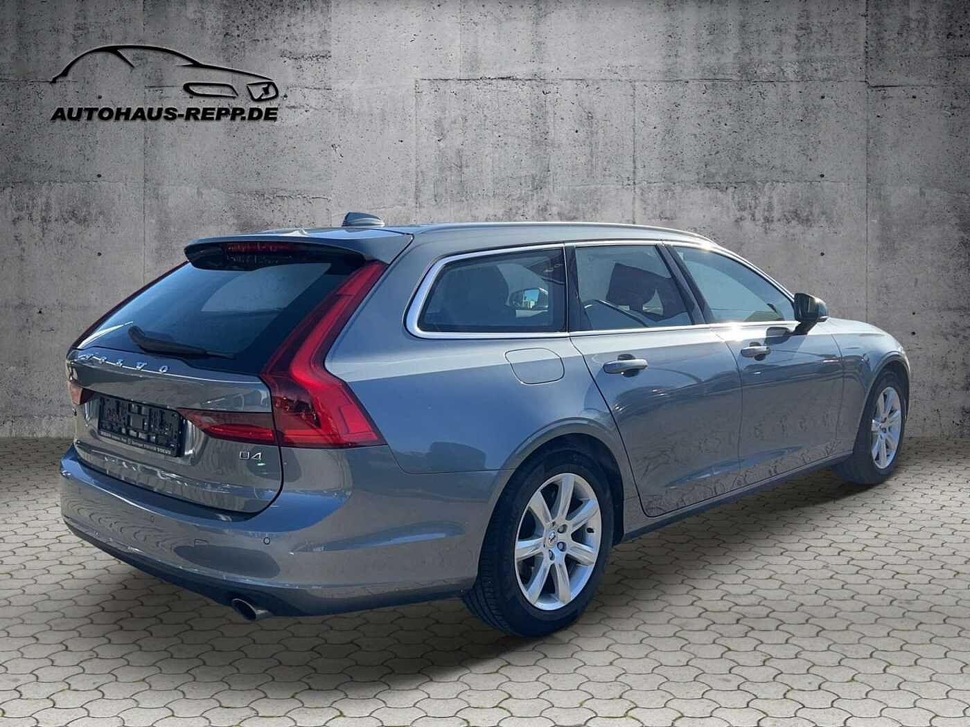 Volvo  D4 Momentum / Automatikgetriebe