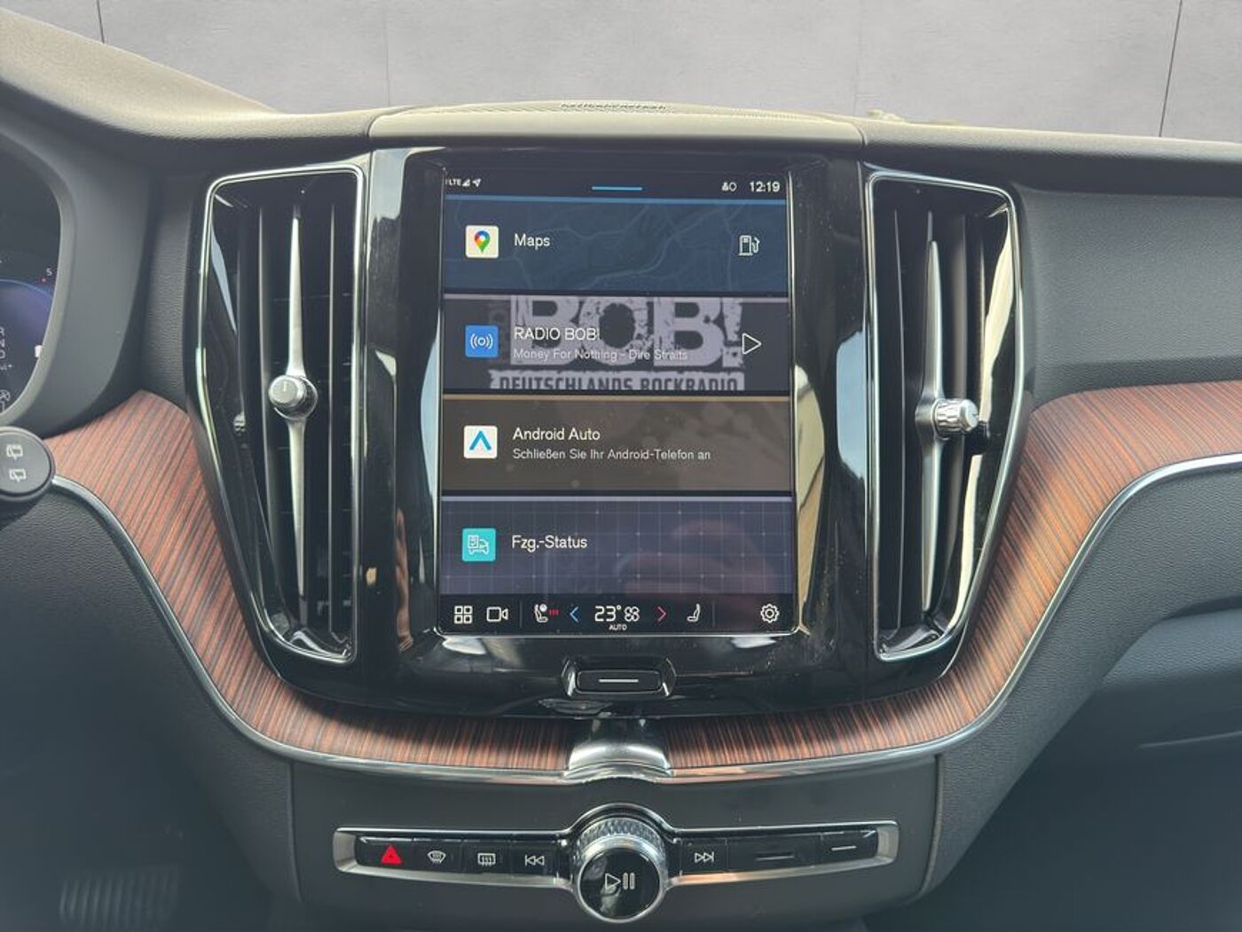 Volvo  Plus Dark