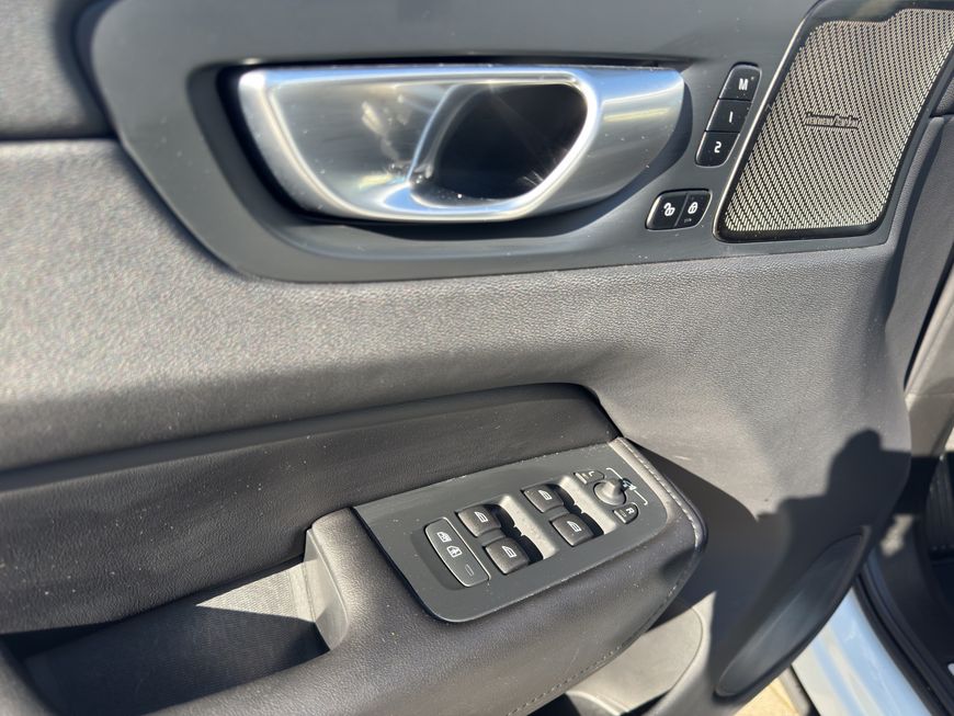 Volvo  Plus Dark