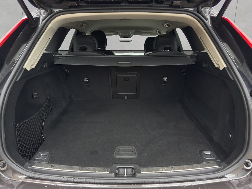 Volvo  Plus Dark
