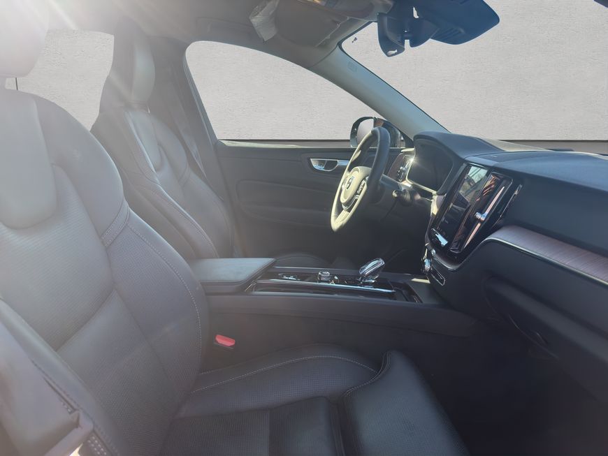 Volvo  Plus Dark