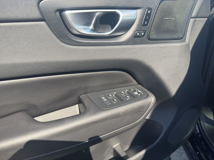 Volvo  Plus Dark