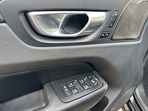 Volvo  Plus Dark