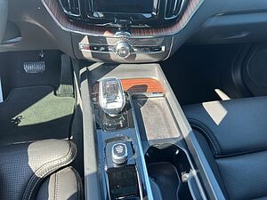 Volvo  Plus Dark
