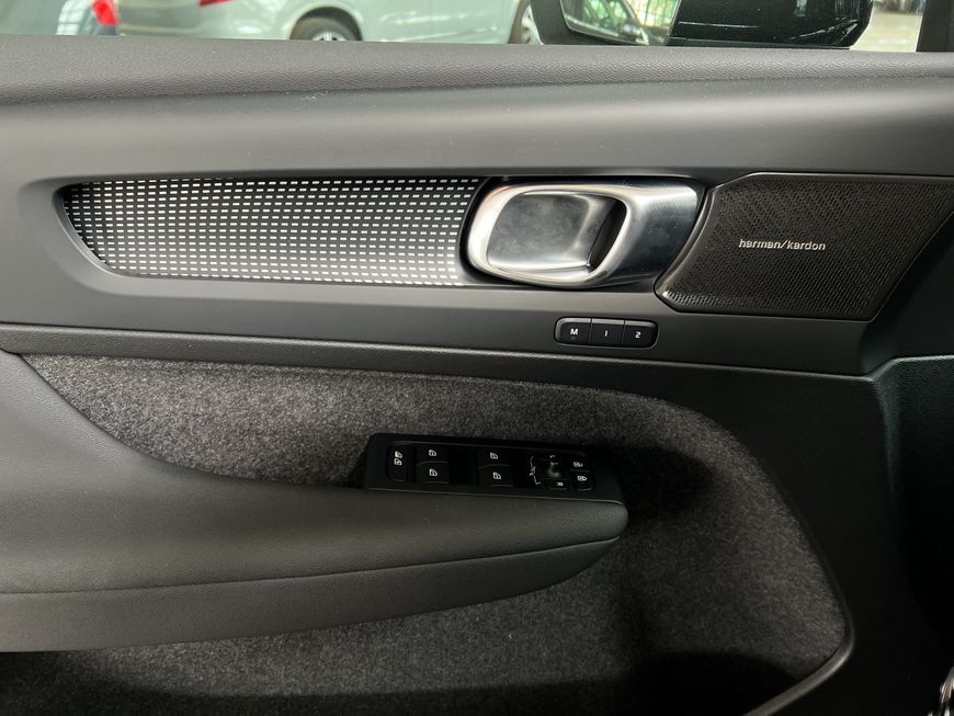Volvo  Plus Dark
