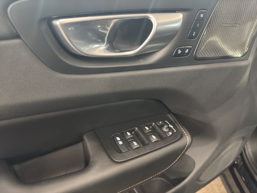 Volvo  Plus Dark