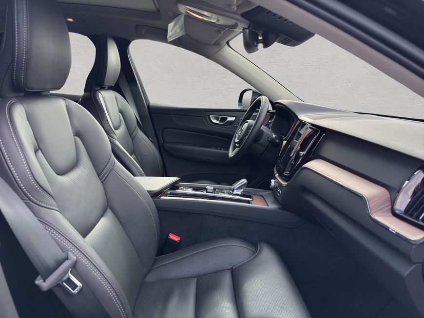 Volvo  Plus Dark