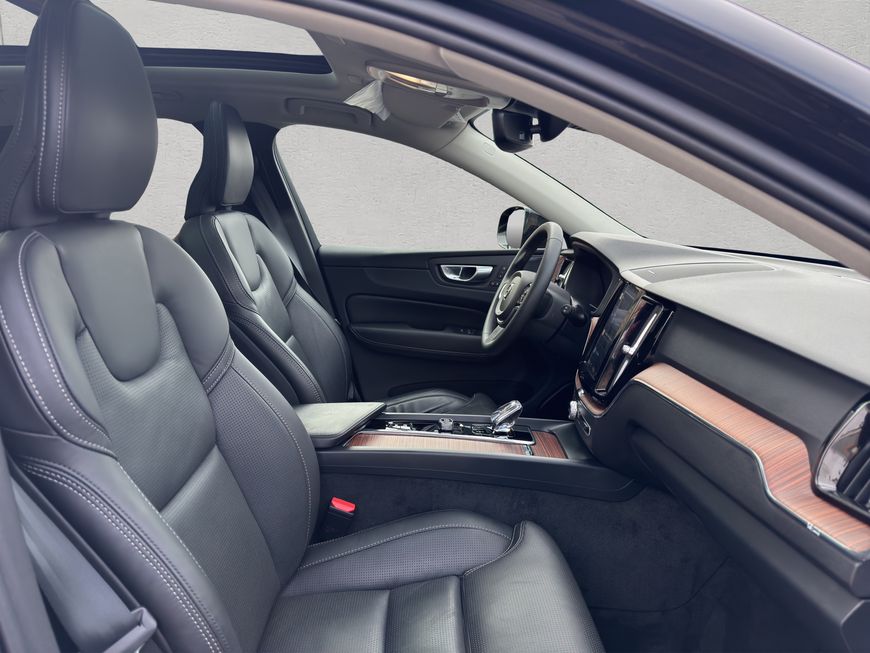 Volvo  Plus Dark