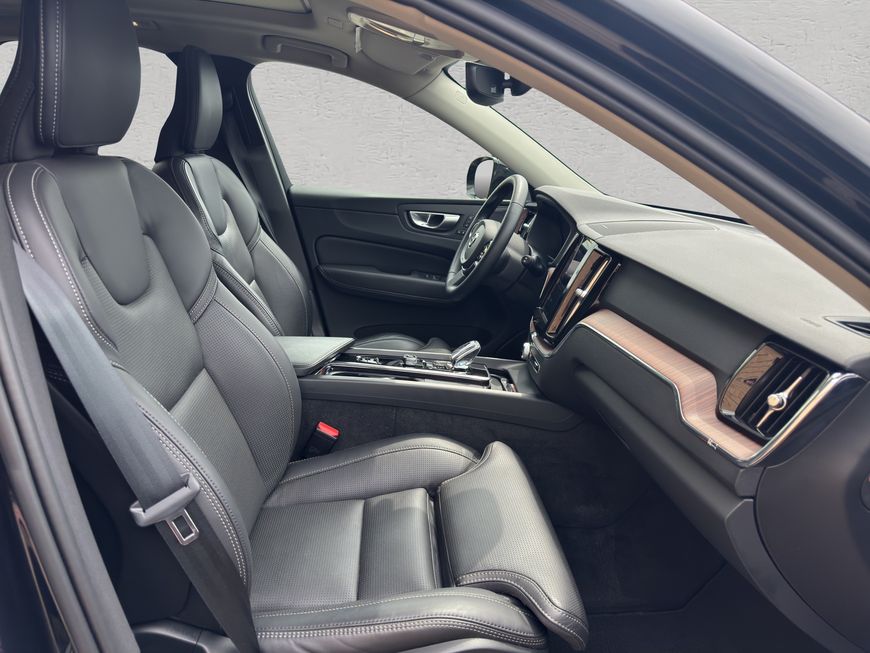 Volvo  Plus Dark