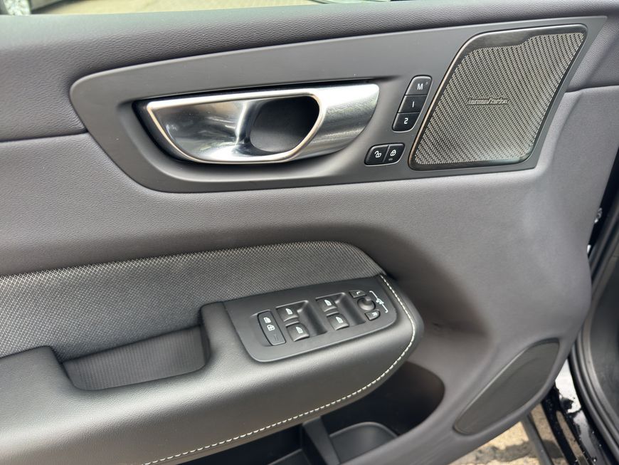 Volvo  Plus Dark
