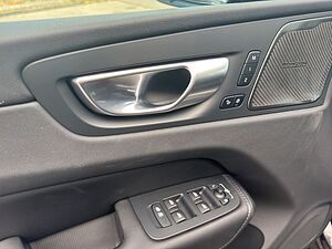 Volvo  Plus Dark