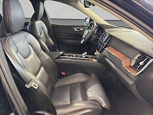 Volvo  Plus Dark