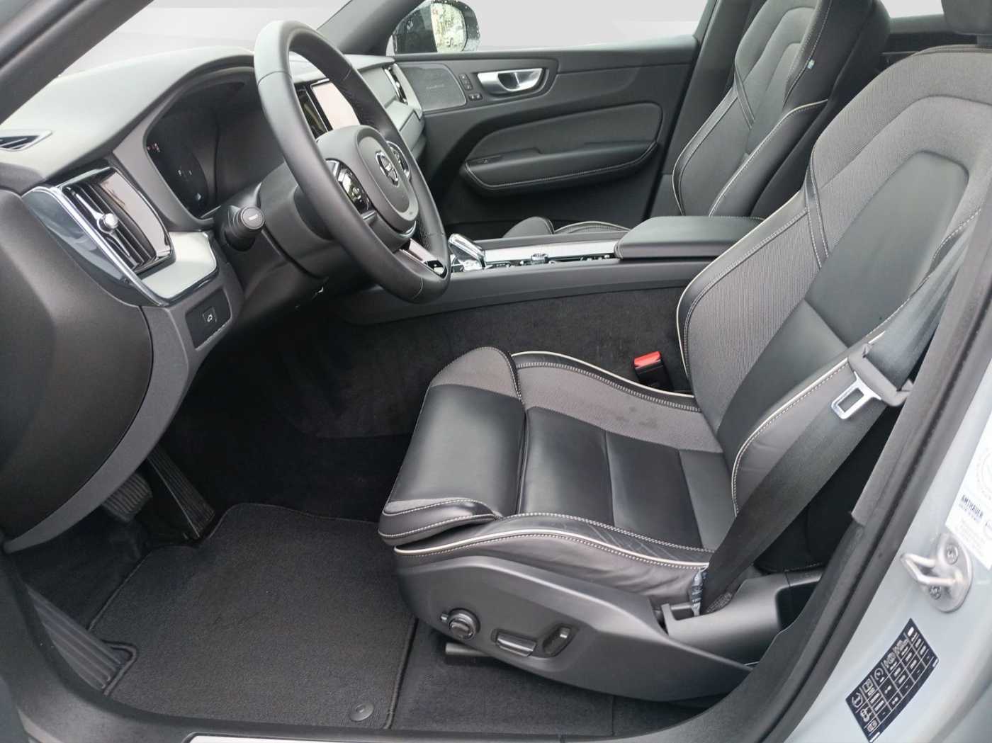 Volvo  B4 AWD Plus Dark 360°/AHK/H&K