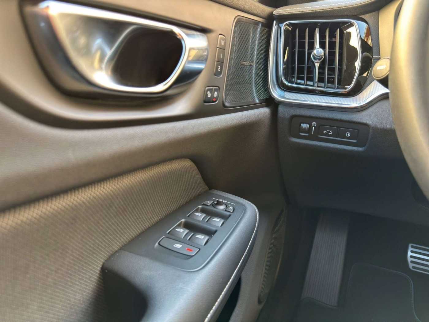 Volvo  T8 Twin Engine AWD R-Design Pano/360°/LED