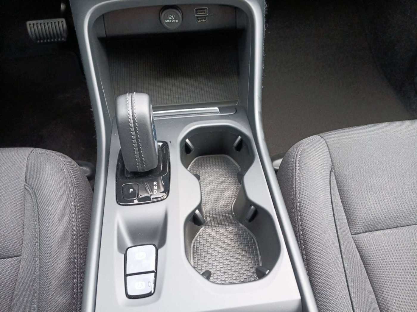 Volvo  T3 2WD Momentum Pro Panorama/Cam/Hotspot