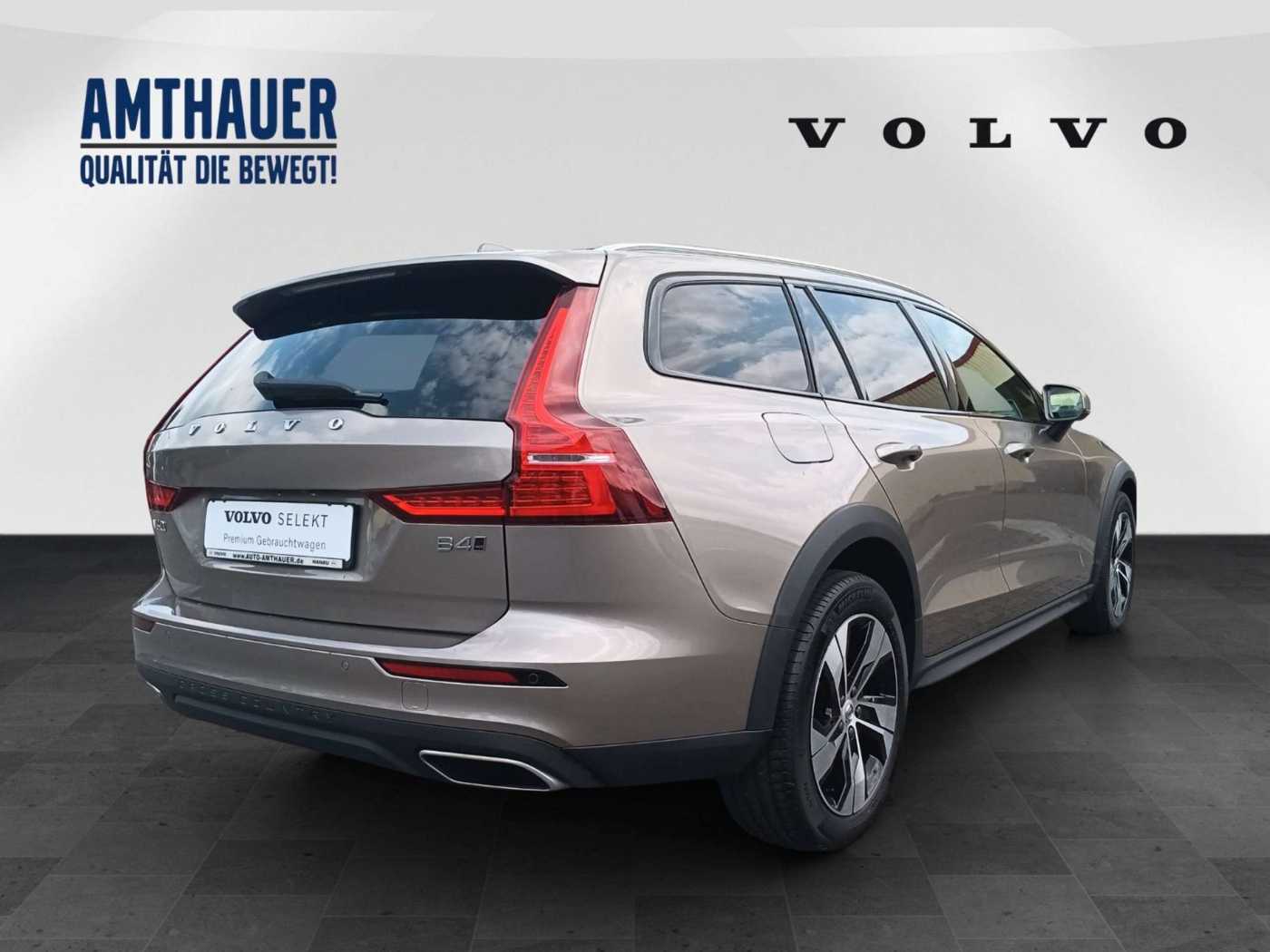 Volvo  B4 Cross Country Pro AWD 360°/AHK/Panorama