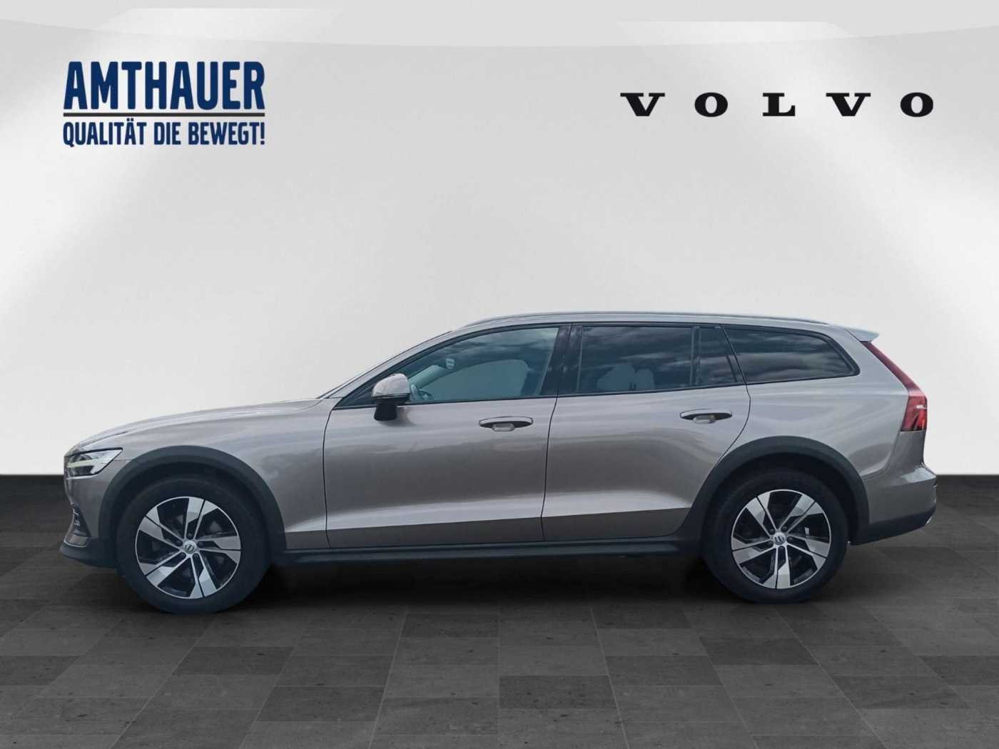 Volvo  B4 Cross Country Pro AWD 360°/AHK/Panorama