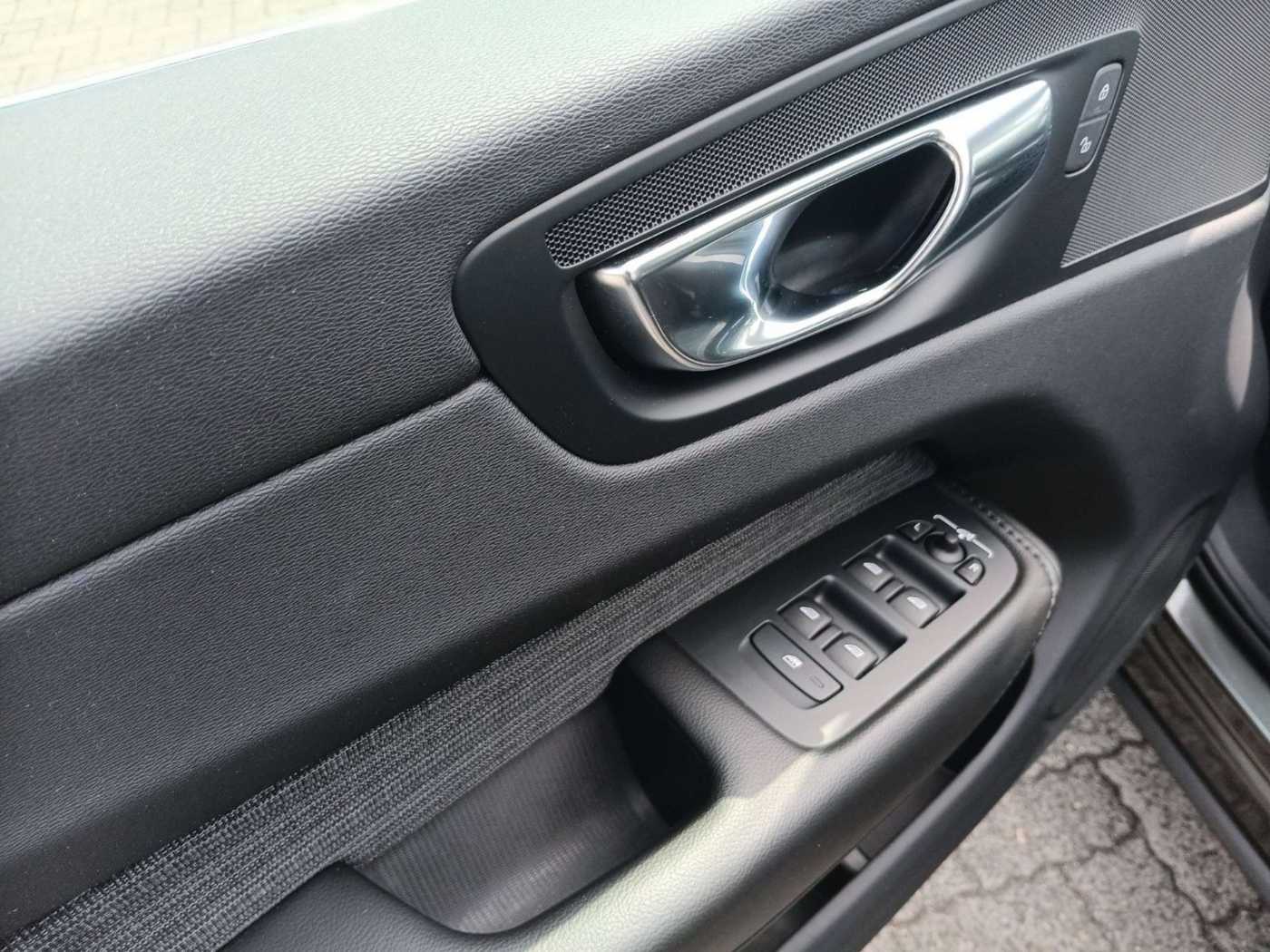 Volvo  B4 Momentum Pro Cam/LED/NAV