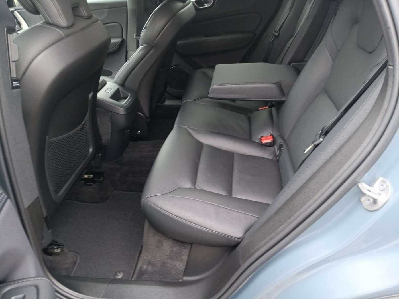 Volvo  B4 2WD Plus Dark Cam/Alarmanlage/Navi