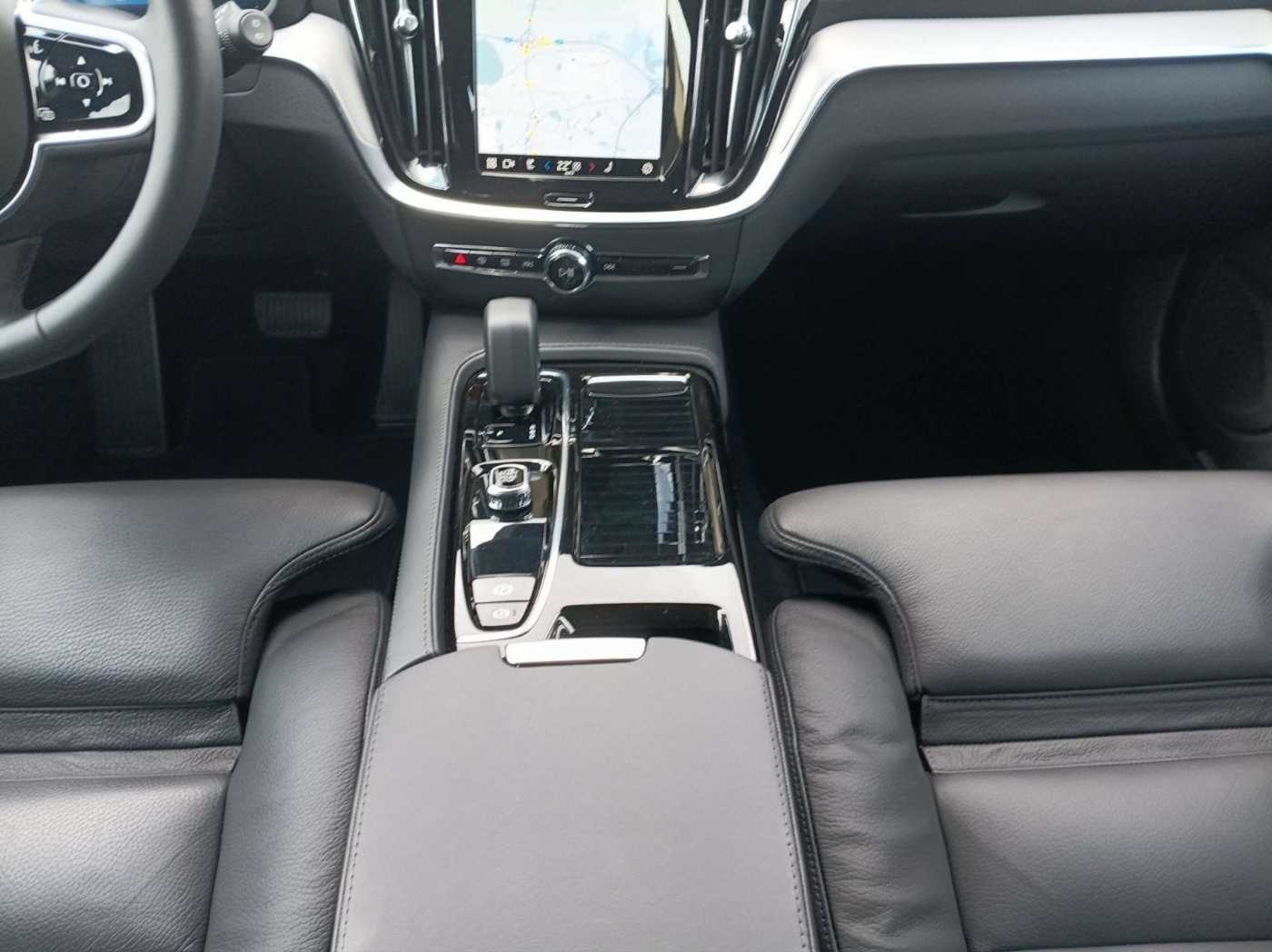 Volvo  T6 Plus Dark Recharge Cam/Navi/Standhzg.