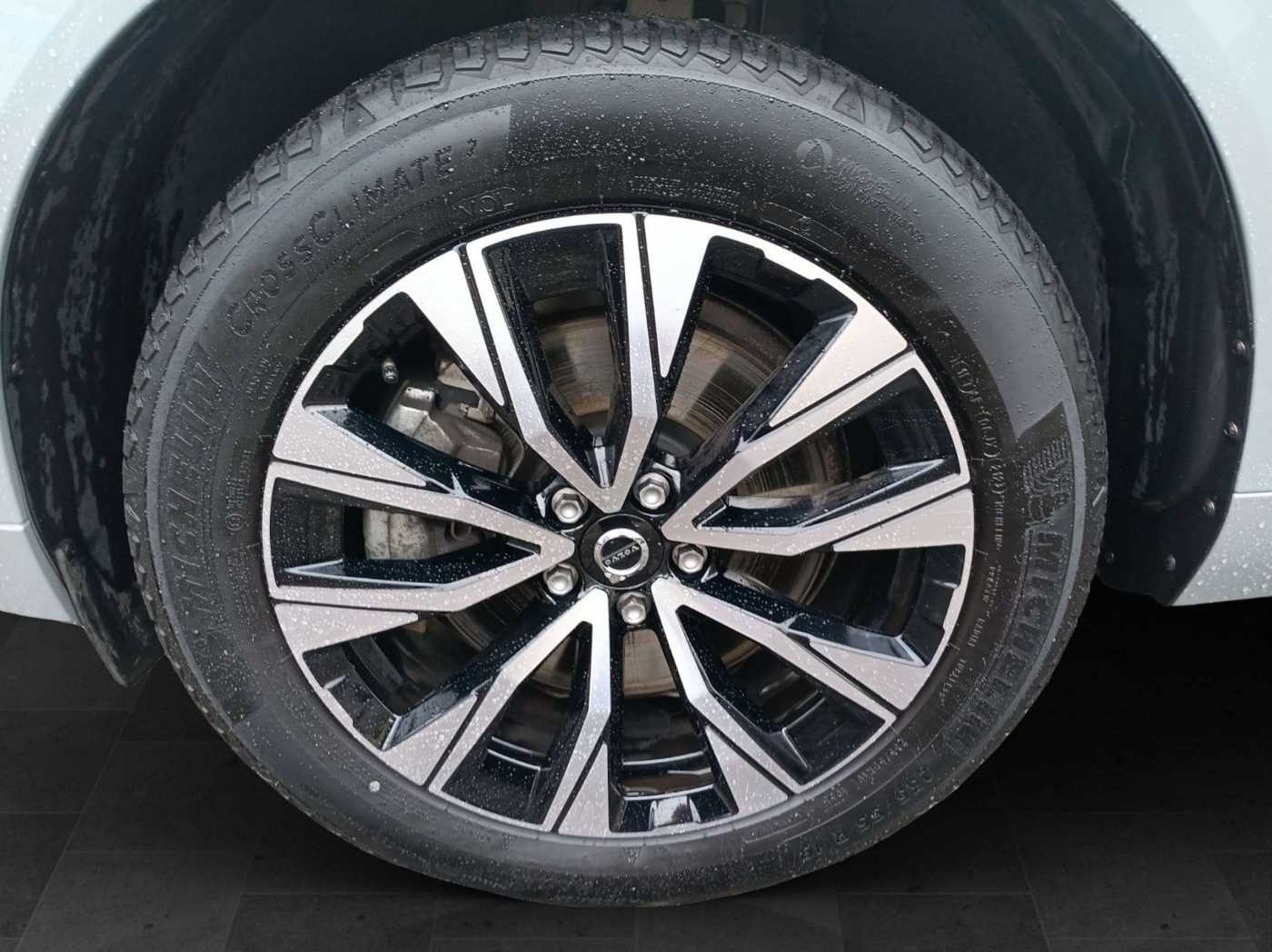 Volvo  B4 AWD Plus Dark 360°/AHK/H&K
