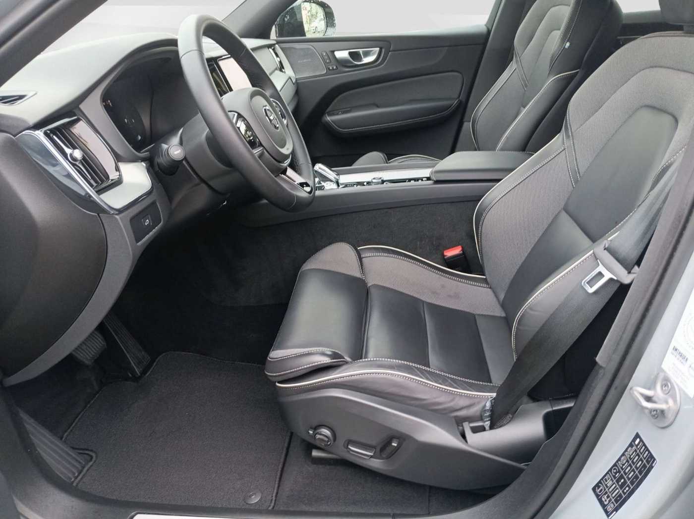 Volvo  B4 AWD Plus Dark 360°/AHK/H&K