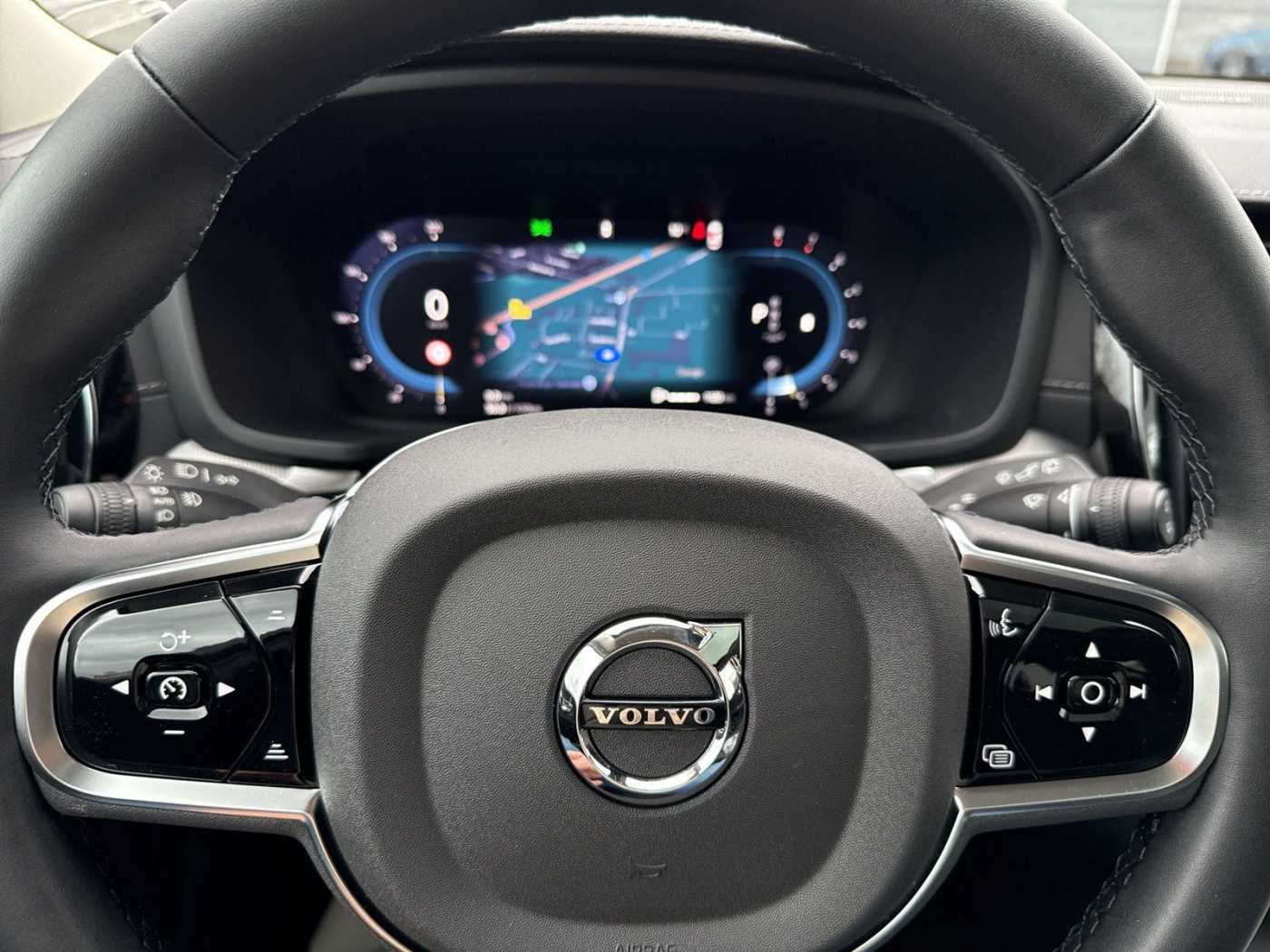 Volvo  B4 Ultra Dark !! ! 360°+PANO+HEAD-UP !! !