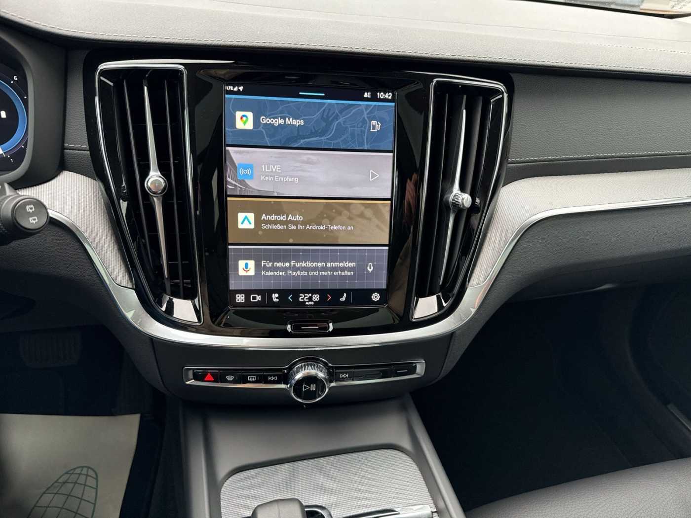 Volvo  B4 Ultra Dark !! ! 360°+PANO+HEAD-UP !! !