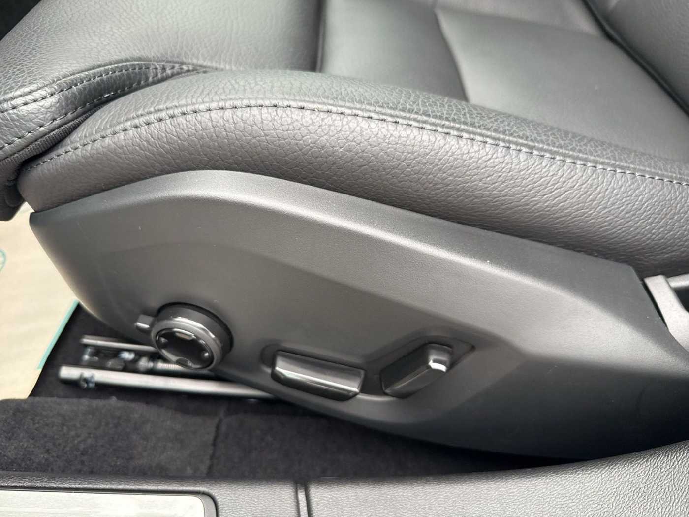 Volvo  B4 Ultra Dark !! ! 360°+PANO+HEAD-UP !! !