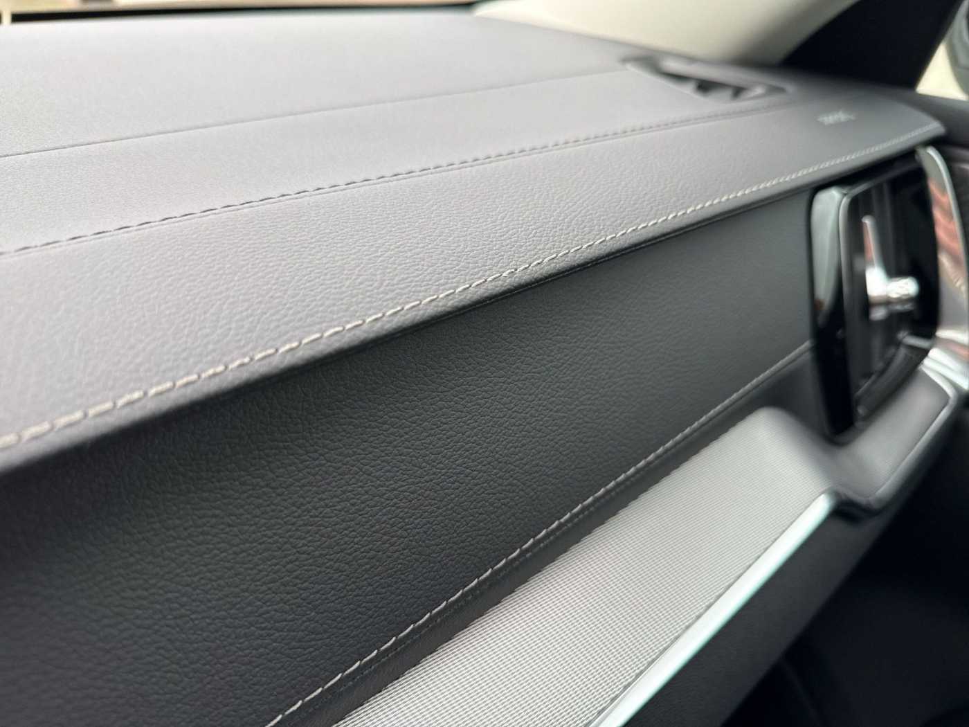 Volvo  B4 Ultra Dark !! ! 360°+PANO+HEAD-UP !! !