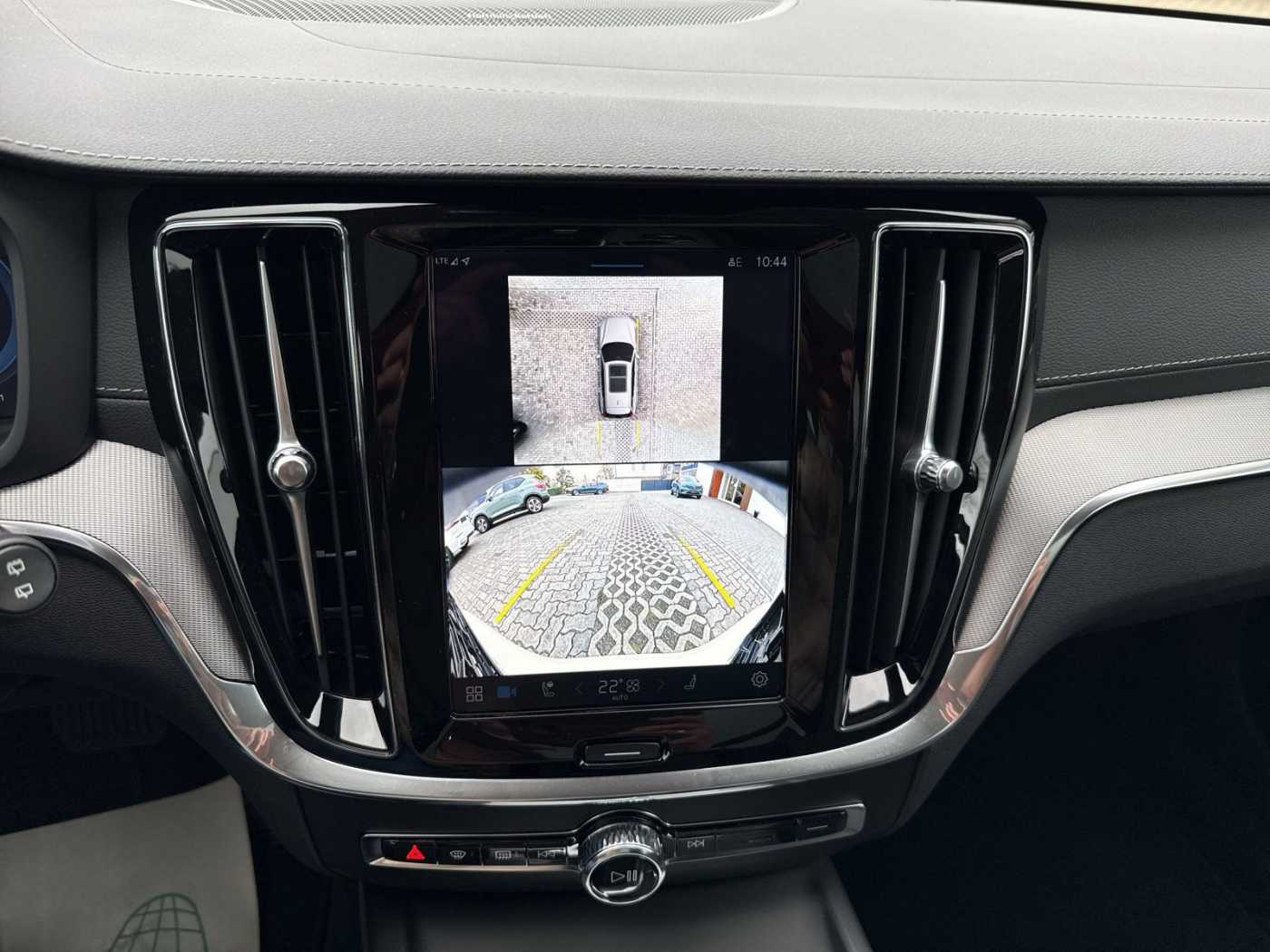 Volvo  B4 Ultra Dark !! ! 360°+PANO+HEAD-UP !! !