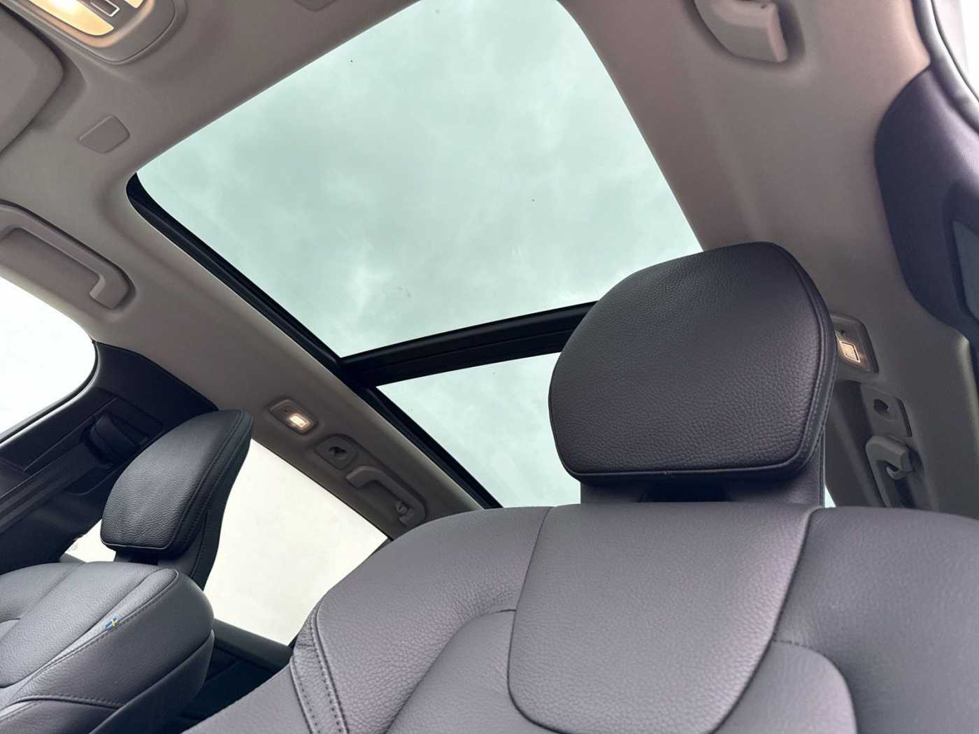 Volvo  B4 Ultra Dark !! ! 360°+PANO+HEAD-UP !! !