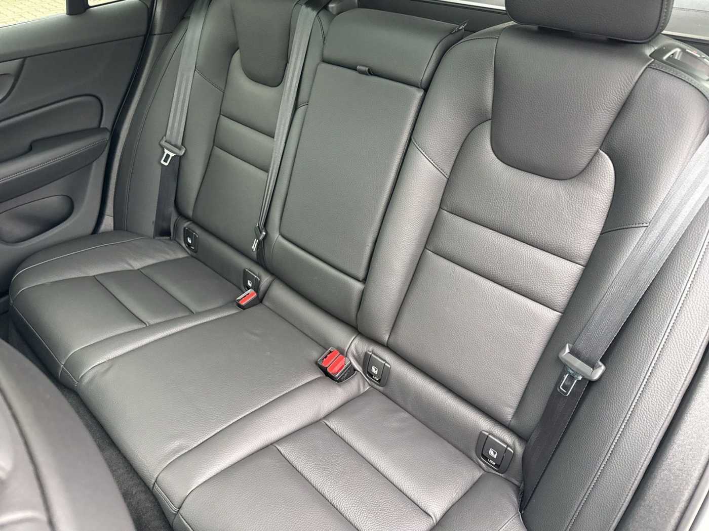 Volvo  B4 Ultra Dark !! ! 360°+PANO+HEAD-UP !! !