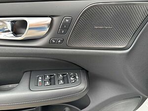 Volvo  B4 Ultra Dark !! ! 360°+PANO+HEAD-UP !! !