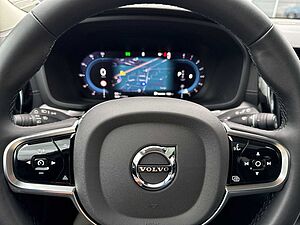 Volvo  B4 Ultra Dark !! ! 360°+PANO+HEAD-UP !! !