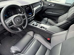 Volvo  B4 Plus Dark 2WD !! !PANO+STANDHZG+AHK+BLISS